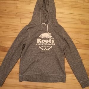 sweater Roots medium. More adjusted than baggy.